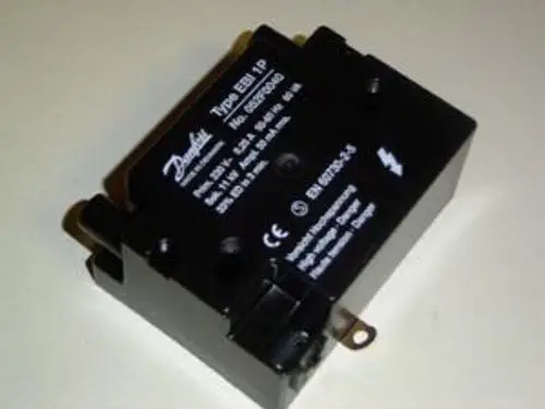Zündtrafo von Remeha in kompakter schwarzer Bauform mit beschriftetem Gehäuse und elektrischen Anschlüssen. Geeignet für verschiedene Anwendungen.